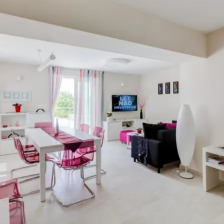Vila Elena * لابين