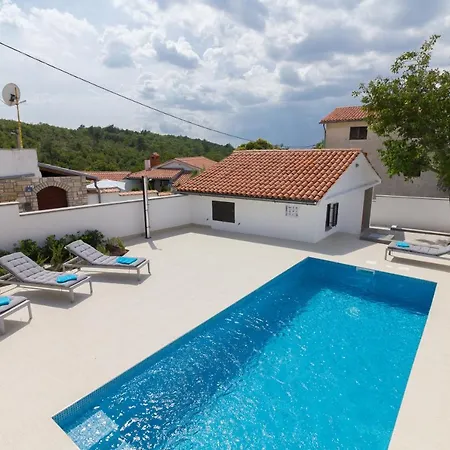 Vila Elena فيلة لابين